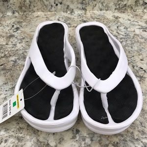 2/$10' NWT Bobbie Brooks Thong Ssndals
